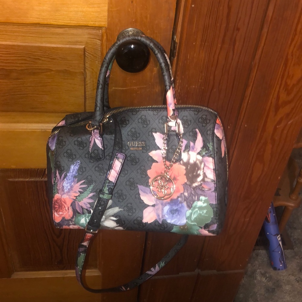 Beautiful 2017 Floral guess bag!